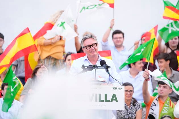News Bilder des Tages Abascal supports Manuel Gavira in the closing of the campaign The Vox candidate for the Presidency of the Junta, Manuel Gavira, speaks at the closing rally of the campaign that the green formation has held in Seville On May 15, 2026 in Seville Andalusia, Spain The Vox candidate for the presidency of the Junta, Manuel Gavira, has been supported in his act of end of campaign by the national leader of his formation, Santiago Abascal, who has been very active in Andalusia since the beginning of the campaign The event was attended by the leaders of Vox who have participated in the three regional elections held before the Andalusian elections, namely those of Extremadura, with the now vice-president, Óscar Fernández Calle Aragón, and also vice-p  Copyright: xJoaquinxCorcherox 7525937