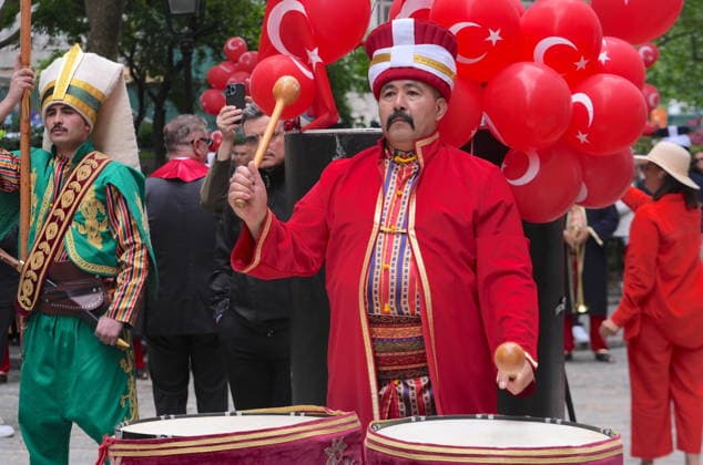 News Bilder des Tages Turkish flag raised in New York with ceremony NEW YORK, UNITED STATES - MAY 15: A flag-raising ceremony is held at Bowling Green Park on Wall Street ahead of the 43rd Turkish Day Parade, organized under the coordination of the Federation of Turkish American Associations (TADF) with the support of the Turkish Presidency’s Directorate of Communications in New York, United States on May 15, 2026. During the ceremony, where the Mehter Band of the Turkish Ministry of National Defense performed, the Turkish and American flags were raised accompanied by the national anthems. Selcuk Acar Anadolu New York United States. Editorial use only. Please get in touch for any other usage.  Copyright: x2026xAnadoluxSelcukxAcarx