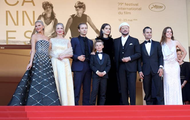 79ème Festival International du Film de Cannes Montée des marches du film Karma 79th Cannes Film Festival Red carpet of the film Karma XXX 456101 2026 05 15 Cannes France Cotillard, Marion Canet Cotillard, Marcel Ménochet, Denis Sbaraglia, Leonardo Canet, Guillaume Jacquet, Simon Nucci, Maxim Yodelice  Copyright: xIsabellexVautierx xStarfacex STAR_456101_028