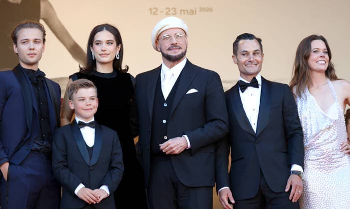 79ème Festival International du Film de Cannes Montée des marches du film Karma 79th Cannes Film Festival Red carpet of the film Karma XXX 456101 2026 05 15 Cannes France Cotillard, Marion Canet Cotillard, Marcel Ménochet, Denis Sbaraglia, Leonardo Canet, Guillaume Jacquet, Simon Nucci, Maxim Yodelice  Copyright: xIsabellexVautierx xStarfacex STAR_456101_029