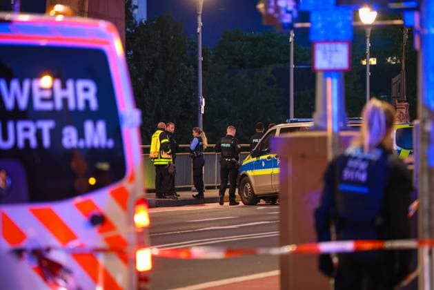 Polizeieinsatz auf der Alte Brücke in Frankfurt am Main Bei einem Polizeieinsatz in Frankfurt ist die über den Main führende Alte Brücke am Abend durch Einsatzkräfte der Polizei und Feuerwehr vollständig und großräumig abgesperrt. Frankfurt am Main Alte Brücke Hessen Deutschland *** Police operation on the Old Bridge in Frankfurt am Main During a police operation in Frankfurt this evening, the Old Bridge over the River Main was completely and extensively cordoned off by police and fire department personnel Frankfurt am Main Old Bridge Hesse Germany 2026-05-15_ffm_polizeieinsatz_alte-bruecke_04
