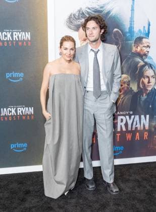 May 15, 2026, Bronx, New York, USA: New York, NY, May 15, 2026: Sienna Miller and Oli Green attend World Premiere of Amazon MGM Studios Tom Clancy s Jack Ryan: Ghost War at Regal Times Square Bronx USA  - ZUMAr339 20260515_znp_r339_081 Copyright: xLevxRadinx