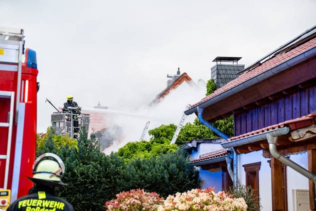 Leerstehendes Gebäude brennt vollständig aus Bei einem Gebäudebrand im Messeler Weg in Roßdorf ist am frühen Samstagmorgen gegen 05:30 Uhr ein leerstehendes und stark zugewachsenes Gebäude in Brand geraten. Beim Eintreffen der Feuerwehr stand bereits der Dachbereich in Vollbrand. Aufgrund der dichten Vegetation rund um das Gebäude gestalteten sich die Löscharbeiten schwierig. Über eine Drehleiter sowie einen Außenangriff konnte das Feuer eingedämmt werden. Feuerwehrkräfte mussten unter Atemschutz mit Kettensägen Büsche und Bäume entfernen, um Zugang zum Brandobjekt zu erhalten. Im weiteren Verlauf griff das Feuer auf das gesamte Gebäude über. Dank der unmittelbaren Nähe zum Feuerwehrhaus konnte die Feuerwehr schnell eingre