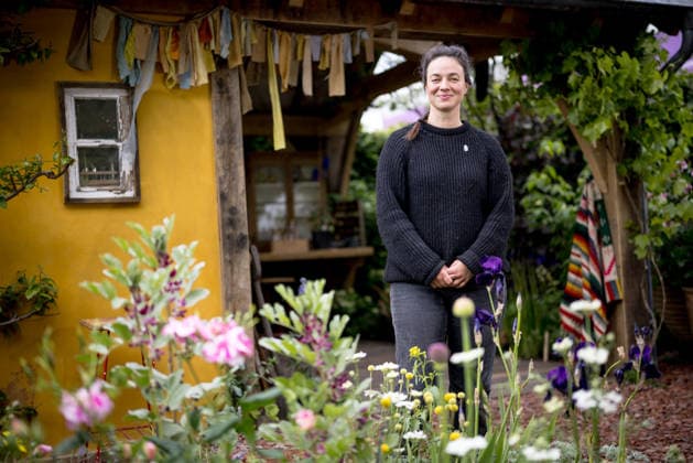 Chelsea Flower Show 15 05 2026 Gardener Frances Tophill pictured in The RHS and The King s Foundation Curious Garden at the RHS Chelsea Flower Show, in London.  Copyright: xJackxTaylorx NINTCHDBPICT001080984769