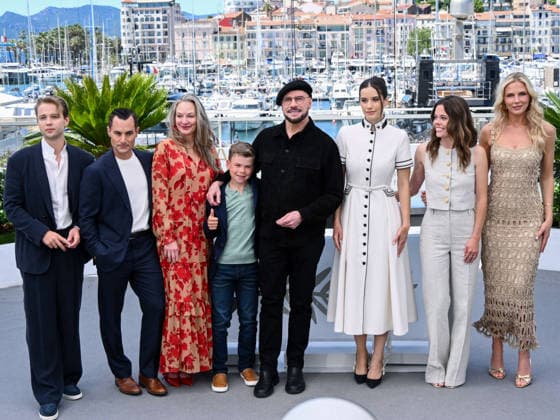 IPA84746676 - Cannes, 79th Cannes Film Festival 2026, day 5 - photocall of Propeller One-Way Night Coach Pictured: Edouard Philipponnat, Jason Berger, Kelly B. Eviston, Clark Shotwell, John Travolta, Ella Bleu Travolta, Amy Laslett and Olga Hoffmann  Copyright: xAlbertoxTerenghix xPoolxPhotoxEventsx07x 84746676