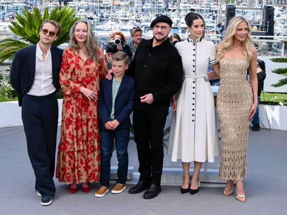 IPA84746690 - Cannes, 79th Cannes Film Festival 2026, day 5 - photocall of Propeller One-Way Night Coach Pictured: Edouard Philipponnat, Jason Berger, Kelly B. Eviston, Clark Shotwell, John Travolta, Ella Bleu Travolta, Amy Laslett and Olga Hoffmann  Copyright: xAlbertoxTerenghix xPoolxPhotoxEventsx07x 84746690