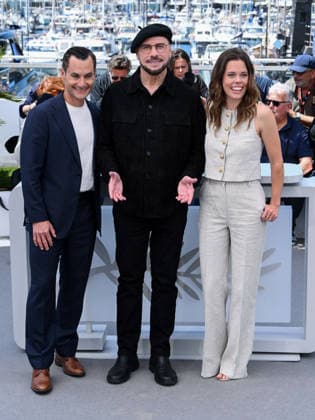 IPA84746759 - Cannes, 79th Cannes Film Festival 2026, day 5 - photocall of Propeller One-Way Night Coach Pictured: Jason Berger, John Travolta and Amy Laslett  Copyright: xAlbertoxTerenghix xPoolxPhotoxEventsx07x 84746759