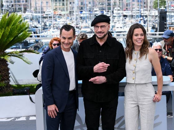 IPA84746760 - Cannes, 79th Cannes Film Festival 2026, day 5 - photocall of Propeller One-Way Night Coach Pictured: Jason Berger, John Travolta and Amy Laslett  Copyright: xAlbertoxTerenghix xPoolxPhotoxEventsx07x 84746760