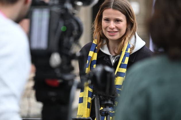 Klima-Aktivistin Luisa Neubauer wird auf dem Katholikentag in Wuerzburg interviewt (Foto vom 16.05.2026). Bis Sonntag werden beim 104. Deutschen Katholikentag unter dem biblischen Leitwort Hab Mut, steh auf! mehrere zehntausend Teilnehmende zu insgesamt 900 Veranstaltungen erwartet. Das Treffen soll angesichts von Krieg, Klimawandel, sozialer Spaltung sowie Vertrauenskrisen in Politik und Kirche dazu ermutigen, nach Wegen fuer die Zukunft zu suchen. (Siehe epd-Meldung vom 16.05.2026) EDITORIAL USE ONLY *** Climate activist Luisa Neubauer is interviewed at the Katholikentag in Wuerzburg Photo from 16 05 2026 Several tens of thousands of participants are expected to attend a total of 900 events by Sunday at the 104th German Katholikentag un Copyright: epd-bild DanielxPeter DSC_3990.jpeg