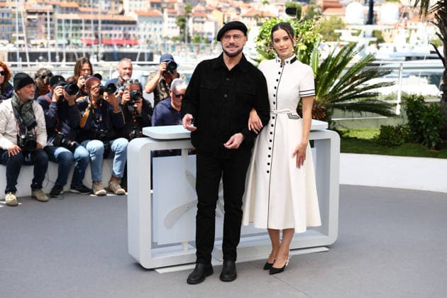 May 16, 2026, Cannes, Cote D azur, France: Tender moments between JOHN TRAVOLTA and his daughter ELLA BLEU during the Propeller One-Way Night Coach photocall at the 79th Annual Cannes Film Festival at Palais des Festivals in Cannes, France. Cannes France  - ZUMAc179 20260516_zep_c179_042 Copyright: xMickaelxChavetx