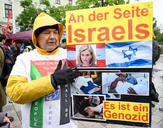 LKS 20260516 Activists protest against the participation of Israel ahead the Grand Final of the Eurovision Song Contest in Vienna, Austria, on May 16, 2026. - HEIKKI SAUKKOMAA Wien Austria  Copyright: xHeikkixSaukkomaax UNbZ5JEL04M