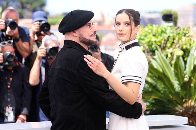 John Travolta with daughter Ella Bleu Travolta at the photocall for the Appe TV movie Propeller One Way Night Coach night flight to L A at the Festival de Cannes 2026 79 Cannes International Film Festival at the Palais des Festivals Cannes, 16 05 2026 Foto:xD.xBedrosianx xFuturexImagex propeller_6507
