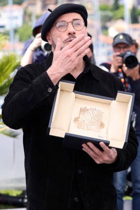 John Travolta with the Palme dOr for his lifetime achievement at the photocall for the Appe TV movie Propeller One Way Night Coach night flight to L A at the Festival de Cannes 2026 79 Cannes International Film Festival at the Palais des Festivals Cannes, 16 05 2026 Foto:xD.xBedrosianx xFuturexImagex propeller_6554