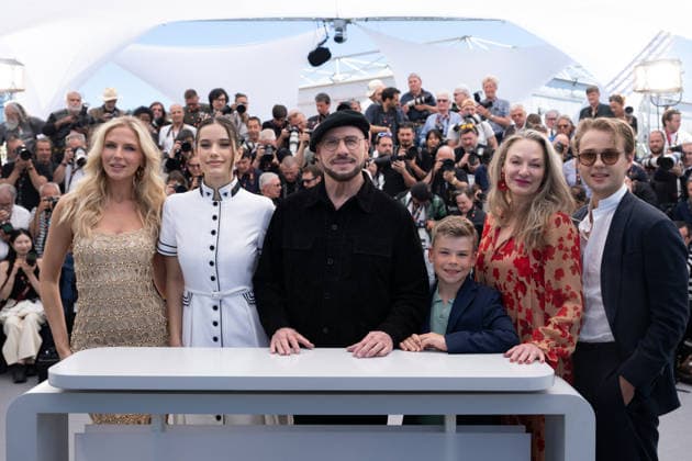 Cannes Propeller One-Way Night Coach Phoitocall LZ Edouard Philipponnat, Jason Berger, Kelly B. Eviston, Clark Shotwell, John Travolta, Ella Bleu Travolta, Amy Laslett and Olga Hoffmann attending the Propeller One-Way Night Coach photocall during the 79th Cannes Film Festival in Cannes, France on May 16, 2026. Photo by Laurent Zabulon ABACAPRESS.COM  Copyright: xZabulonxLaurentx