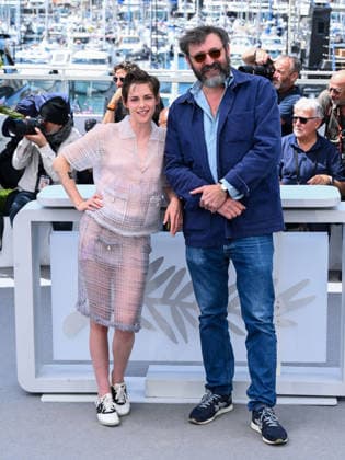 IPA84748877 - Cannes, 79th Cannes Film Festival 2026, day 5 - photocall of Full Phil Pictured: Quentin Dupieux and Kristen Stewart  Copyright: xAlbertoxTerenghix xPoolxPhotoxEventsx07x 84748877