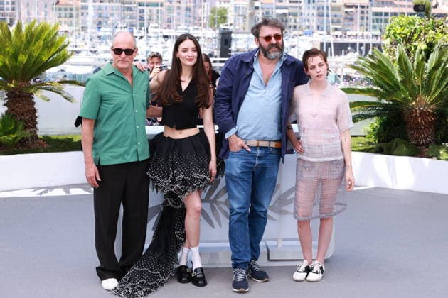 Cannes - Full Phil Photocall JD Charlotte Le Bon, Woody Harrelson, Quentin Dupieux, Kristen Stewart attending the Full Phil photocall during the 79th annual Cannes Film Festival at Palais des Festivals on May 16, 2026 in Cannes, France. Photo by Jerome Domine ABACAPRESS.COM Cannes France  Copyright: xDominexJerome ABACAx
