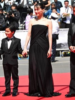 Internationale Filmfestspiele von Cannes, Sheep in the Box Premiere IPA84750861 - Cannes, 79th Cannes Film Festival 2026, Evening 5. Red carpet Film HEEP IN THE BOX. Pictured are Hirokazu Kore eda, Haruka Ayase  Copyright: xManuelexMangiarottix xPoolxPhotoxEventsx07x 84750861