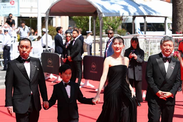 May 16, 2026, Cannes, Cote D azur, France: Cast of whom HARUKA AYASE and director HIROKAZU KORE-EDA on the red carpet for the screening of SHEEP IN THE BOX at the 79th Annual Cannes Film Festival at Palais des Festivals in Cannes, France Cannes France  - ZUMAc179 20260516_zep_c179_091 Copyright: xMickaelxChavetx