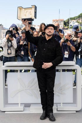 John Travolta poses with his Palme dOr dhonneur at the Propeller One Way Night Coach photocall at the 79th annual Cannes Film Festival at Palais des Festivals on May 16, 2026 in Cannes, France Jacovides Moreau bestimage Propeller One Way Night Coach photocall at the 79th annual Cannes Film Festival at Palais des Festivals on May 16, 2026 in Cannes, France Cannes France  Copyright: xJACOVIDES-MOREAUx xBESTIMAGExJACOVIDES-MOREAUx xBESTIMAGEx