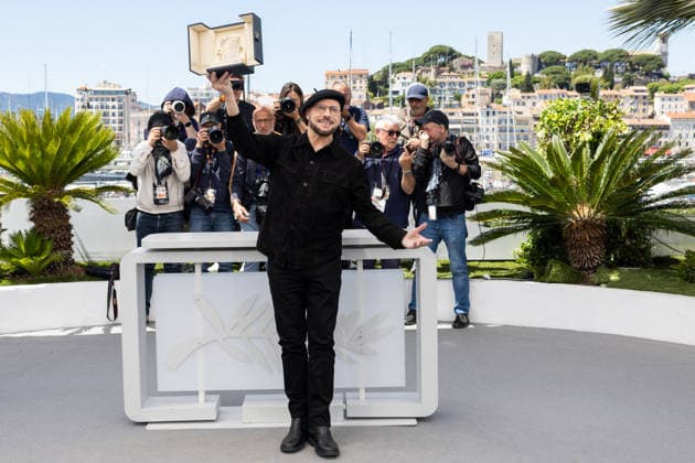 John Travolta poses with his Palme dOr dhonneur at the Propeller One Way Night Coach photocall at the 79th annual Cannes Film Festival at Palais des Festivals on May 16, 2026 in Cannes, France Jacovides Moreau bestimage Propeller One Way Night Coach photocall at the 79th annual Cannes Film Festival at Palais des Festivals on May 16, 2026 in Cannes, France Cannes France  Copyright: xJACOVIDES-MOREAUx xBESTIMAGExJACOVIDES-MOREAUx xBESTIMAGEx