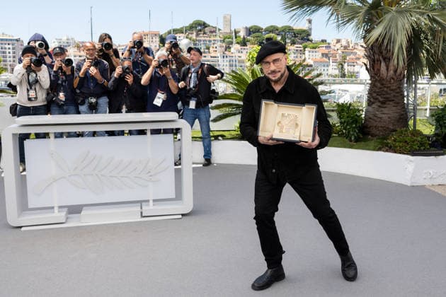 John Travolta poses with his Palme dOr dhonneur at the Propeller One Way Night Coach photocall at the 79th annual Cannes Film Festival at Palais des Festivals on May 16, 2026 in Cannes, France Jacovides Moreau bestimage Propeller One Way Night Coach photocall at the 79th annual Cannes Film Festival at Palais des Festivals on May 16, 2026 in Cannes, France Cannes France  Copyright: xJACOVIDES-MOREAUx xBESTIMAGExJACOVIDES-MOREAUx xBESTIMAGEx