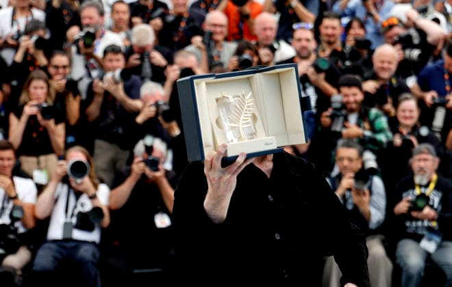 John Travolta poses with his Palme dOr dhonneur at the Propeller One Way Night Coach photocall at the 79th annual Cannes Film Festival at Palais des Festivals on May 16, 2026 in Cannes, France Jacovides Moreau bestimage Propeller One Way Night Coach photocall at the 79th annual Cannes Film Festival at Palais des Festivals on May 16, 2026 in Cannes, France Cannes France  Copyright: xJACOVIDES-MOREAUx xBESTIMAGExJACOVIDES-MOREAUx xBESTIMAGEx