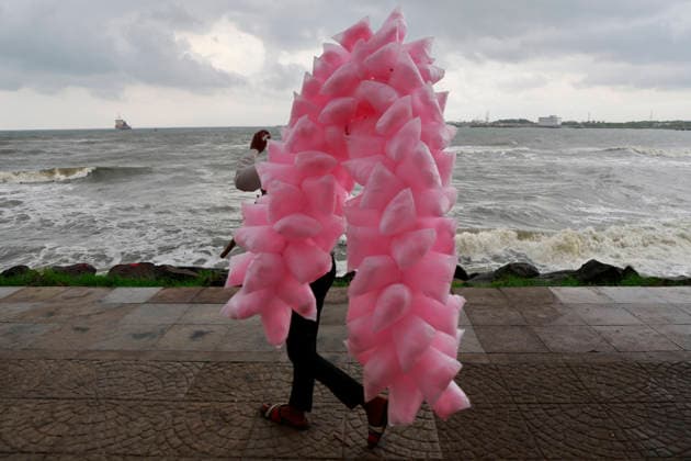 Pre-monsoon Clouds Gather Above The Arabian Sea In Kochi-Kerala A vendor sells candy floss while walking along a seaside promenade as pre-monsoon clouds gather over the Arabian Sea at Fort Kochi beach in Kochi, India, on May 16, 2026. KOCHI India  Copyright: xSivaramxVenkitasubramanianx originalFilename: venkitasubramanian-notitle260516_npSSN.jpg