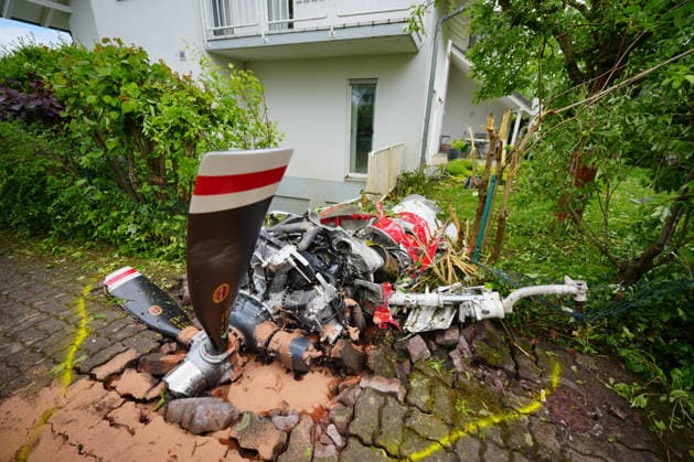 Zwei Tote bei Absturz eines Kleinflugzeugs in Wohngebiet, Trümmerteile eines Kleinflugzeuges liegen auf dem Boden. Am Ortsrand von Limburgerhof im Rhein-Pfalz-Kreis ist offenbar ein kleines Flugzeug abgestürzt. Nach Angaben der Feuerwehr soll die Maschine dabei auch ein Haus gestreift haben. Viele Einsatzkräfte sind vor Ort, teilte die Polizei mit. Ersten Informationen zufolge sind bei dem Absturz zwei Menschen ums Leben gekommen. Eine Person wurde verletzt. Limburgerhof Rheinland-Pfalz Deutschland Limburgerhof *** Two dead in small plane crash in residential area, debris from a small plane lying on the ground A small plane has apparently crashed on the outskirts of Limburgerhof in the Rhine-Palatinate district According to the fire depa Copyright: x xonw-imagesx xEnriquexKaczorx