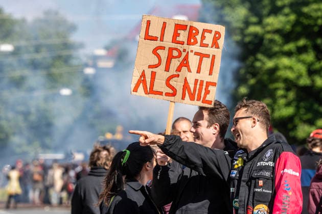 Münchner Krachparade, Plakat: Lieber Späti als nie, jährliche Demo gegen Mietwucher und für mehr Unterstützung von Musikern und Subkultur, München, 16. Mai 2026 Deutschland, München, 16. Mai 2026, Münchner Krachparade, Plakat: Lieber Späti als nie, jährliche Demo gegen Mietwucher und für mehr Unterstützung von Musikern und Subkultur, Motto Lärm rauf, Mieten runter, organisiert vom Bündnis: Mehr Lärm für München, von Musikwagen begleiteter Demozug von der Uni über die Luwigstraße (hier im Foto) bis zur Theresienwiese, Auftakt Samstagnachmittag ab 14 Uhr, Beginn des eigentlichen Demozugs um 16 Uhr, ca. 7000 -8000 Demonstranten, Bayern, *** Munich noise parade, poster Lieber Späti als nie, annual demo against rent hikes and
