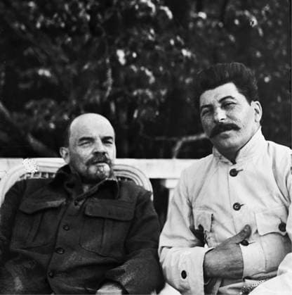 Josef Stalin und Lenin in Gorki im September 1922 Josef Wissarionowitsch Stalin (18. 12. 1878, Gori, Georgien - 5. 03. 1953, Kunzewo bei Moskau) war ein sowjetischer Politiker mit georgischer Abstammung. Es gelang ihm nach Lenins Tod die Macht in der Sowjetunion an sich zu reißen Er regierte die Sowjetunion diktatorisch von 1927 bis zu seinem Tod 1953. Während des Angriffes des faschistischen Deutschlands auf die Sowjetunion im Jahre 1941 war Stalin auch Oberbefehlshaber der Roten Armee. Er übte das Amt bis 1947 aus. Schon vor der Oktoberrevolution agierte Josef Stalin im Untergrund und als Revolutionär. Er verbrachte die Zeit von 1901 - 1917 in der Illegalität und wurde mehrfach verhaftet und nach Sibirien verbannt. Es gelang im aber auch Copyright: imageBROKER HeinzxKrimmer ibljwp17713358.jpg