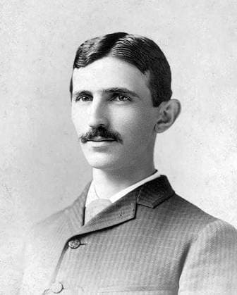 Porträt von Nikola Tesla von 1885 Nikola Tesla (10. 07. 1856 in Smiljan - 7. 01 1943 in New York City) war einer der großen Erfinder des 19. und des 20. Jahrhundert. Insbesondere seine Erfindungen im Bereich der Elektrotechnik waren und sind noch heute von großer Bedeutung. Das von ihm entwickelte Zweiphasenwechselstromsystem bestimmt bis heute die Art wie wir elektrische Energie übertragen. Im sogenannten Stromkrieg von1890 setzte sich damals George Westinghouse, der Teslas System favorisierte gegen das System von Thomas Edison durch. Seitdem bestimmte Teslas Technik den Aufbau von Stromnetzen in den USA und später weltweit. Am 20. März 1900 erhielt Tesla sein erstes Patent über die drahtlose Energieübertragung, das heute als erstes Pate Copyright: imageBROKER HeinzxKrimmer ibljwp17713365.jpg