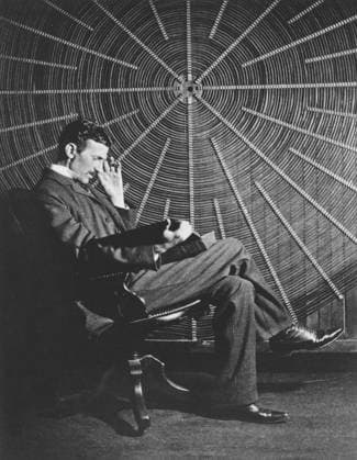 Nikola Tesla liest vor einer riesigen Spiralspule, die er für seine Versuche zur kalbelosen Energieübertragung nutzte. East Houston St. Laboratory, 20. Mai 1896, USA Nikola Tesla (10. 07. 1856 in Smiljan - 7. 01 1943 in New York City) war einer der großen Erfinder des 19. und des 20. Jahrhundert. Insbesondere seine Erfindungen im Bereich der Elektrotechnik waren und sind noch heute von großer Bedeutung. Das von ihm entwickelte Zweiphasenwechselstromsystem bestimmt bis heute die Art wie wir elektrische Energie übertragen. Im sogenannten Stromkrieg von1890 setzte sich damals George Westinghouse, der Teslas System favorisierte gegen das System von Thomas Edison durch. Seitdem bestimmte Teslas Technik den Aufbau von Stromnetzen in den USA und Copyright: imageBROKER HeinzxKrimmer ibljwp17713366.jpg