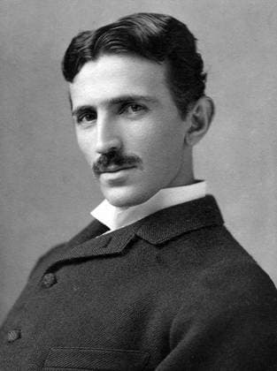 Porträt von Nikola Tesla, 1890 Nikola Tesla (10. 07. 1856 in Smiljan - 7. 01 1943 in New York City) war einer der großen Erfinder des 19. und des 20. Jahrhundert. Insbesondere seine Erfindungen im Bereich der Elektrotechnik waren und sind noch heute von großer Bedeutung. Das von ihm entwickelte Zweiphasenwechselstromsystem bestimmt bis heute die Art wie wir elektrische Energie übertragen. Im sogenannten Stromkrieg von1890 setzte sich damals George Westinghouse, der Teslas System favorisierte gegen das System von Thomas Edison durch. Seitdem bestimmte Teslas Technik den Aufbau von Stromnetzen in den USA und später weltweit. Am 20. März 1900 erhielt Tesla sein erstes Patent über die drahtlose Energieübertragung, das heute als erstes Patent Copyright: imageBROKER HeinzxKrimmer ibljwp17713367.jpg