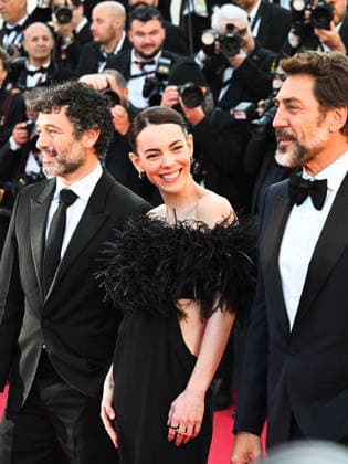 IPA84759374 - Cannes, 79th Cannes Film Festival 2026, evening 5 - red carpet of EL SER QUERIDO (THE BELOVED) Pictured: Rodrigo Sorogoyen, Victoria Luengo, Javier Bardem  Copyright: xManuelexMangiarottix xPoolxPhotoxEventsx07x 84759374
