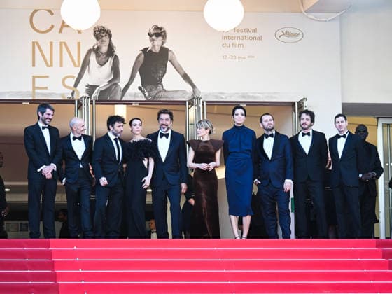 IPA84759385 - Cannes, 79th Cannes Film Festival 2026, evening 5 - red carpet of EL SER QUERIDO (THE BELOVED) Pictured: A guest, a guest, Rodrigo Sorogoyen, Victoria Luengo, Javier Bardem, Marina Foïs, Isabel Pena, Raul Arà valo, Eduardo Villaneuva and Guillermo Farrà Copyright: xManuelexMangiarottix xPoolxPhotoxEventsx07x 84759385