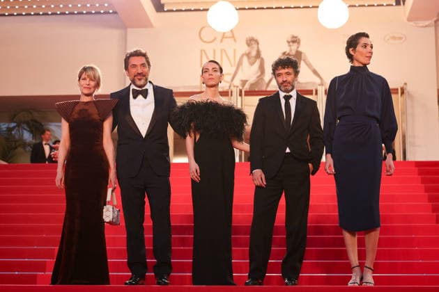 Marina Foïs, Javier Bardem, Victoria Luengo, Rodrigo Sorogoyen, Isabel Pena Descente des marches du film El Ser Querido lors du 79ème Festival International du Film de Cannes, le 15 mai 2026 Jacovides Moreau Bestimage People leaving the red carpet for The Beloved at the 79th Cannes International Film Festival on May 16, 2026 Cannes France  Copyright: xJACOVIDES-MOREAUx xBESTIMAGExJACOVIDES-MOREAUx xBESTIMAGEx