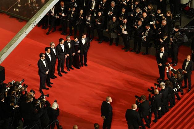 Rodrigo Teixeira, Miles Teller, James Gray, Adam Driver, Anthony Katagas, Raffaella Leone et Scott Morris Montée des marches du film Paper Tiger lors du 79ème Festival International du Film de Cannes, le 16 mai 2026 Valentina Claret Pool Bestimage Red carpet for Paper Tiger at the 79th Cannes International Film Festival on May 16, 2026 Cannes France  Copyright: xValentinaxClaretx xPoolx xBestimagexValentinaxClaretx xPoolx xBestimagex