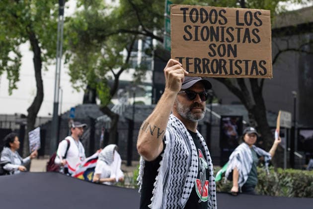 May 16, 2026, Mexico City, Mexico: Members of the Academic Network in Solidarity with Palestine Mexico and social organizations marched from the Angel of Independence to the Hemicycle to Juarez in Mexico City to mark the 78th anniversary of the Nakba and demand an end to the Israeli occupation of Palestine, as well as the severing of commercial and diplomatic relations with Israel. Mexico City Mexico - ZUMAl178 20260516_znp_l178_010 Copyright: xCristianxLeyvax