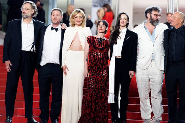 Eric Wareheim, Tim Heidecker, Emma Mackey, Kristen Stewart, Charlotte Le Bon, Quentin Dupieux, Woody Harrelson Montée des marches du film Full Phil lors du 79ème Festival International du Film de Cannes, le 16 mai 2026 Olivier Borde Bestimage Red carpet for Full Phil at the 79th Cannes International Film Festival on May 16, 2026 Cannes France  Copyright: xOLIVIERxBORDEx xBESTIMAGExOLIVIERxBORDEx xBESTIMAGEx