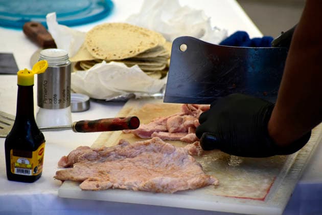 A Taquero prepares tacos to set a new Guinness World Record for the largest taco display with 2,161 tacos during the Gran Feria del Taco Pachuca 2026. on May 16, 2026 in Pachuca, Mexico. Pachuca Mexico  - ZUMAe321 20260516_zia_e321_015 Copyright: xLuisxBarronx