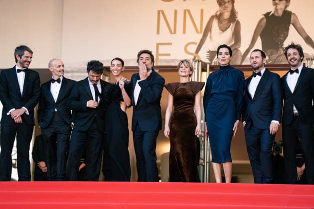 El Ser Querido (The Beloved) Screening - The 79th Annual Cannes Film Festival J A guest, Rodrigo Sorogoyen, Marina Fois, Javier Bardem, Isabel Pena, Victoria Luengo, Raul Arevalo, Eduardo Villaneuva and Guillermo Farre attend the El Ser Querido (The Beloved) screening during the 79th annual Cannes Film Festival at Palais des Festivals on May 16, 2026 in Cannes, France. Cannes France Copyright: xLounisxTiarx _DSC4845