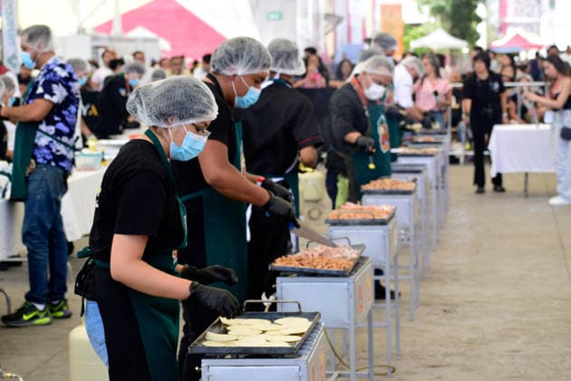 New Guinness World Record for the World s Largest Taco Display Taco vendors prepare tacos to set a new Guinness World Record for the largest taco display with 2,161 tacos during the Gran Feria del Taco Pachuca 2026. on May 16, 2026 in Pachuca, Mexico. Pachuca Hidalgo Mexico Copyright: xLuisxBarronx