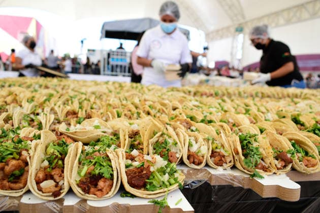 New Guinness World Record for the World s Largest Taco Display Taco vendors prepare tacos to set a new Guinness World Record for the largest taco display with 2,161 tacos during the Gran Feria del Taco Pachuca 2026. on May 16, 2026 in Pachuca, Mexico. Pachuca Hidalgo Mexico Copyright: xLuisxBarronx