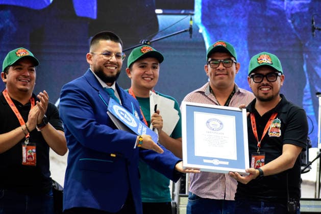 New Guinness World Record for the World s Largest Taco Display The president of the Hidalgo Youth Transformation organization, Alan Galvez, receives the Guinness World Records certificate by Guinness World Records official adjudicator Alfredo Arista Rueda for Largest Display of Tacos with 2,161 tacos during the Gran Feria del Taco Pachuca 2026. on May 16, 2026 in Pachuca, Mexico. Pachuca Hidalgo Mexico Copyright: xLuisxBarronx
