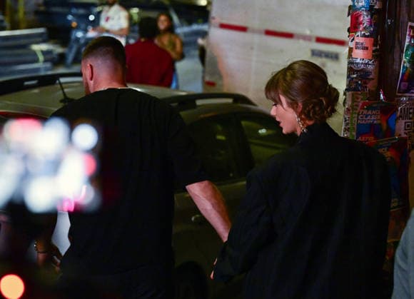 May 17, 2026, Brooklyn, New York, USA: Taylor Swift and Travis Kelce depart an event at HoneyÃ¢â‚¬â ¢s on Scott Avenue in Brooklyn, New York, USA, on Sunday, May 17, 2026 Brooklyn USA - ZUMAs152 20260517_faa_s152_005 Copyright: xKylexMazzax-xUNFxNewsxviaxCNPx