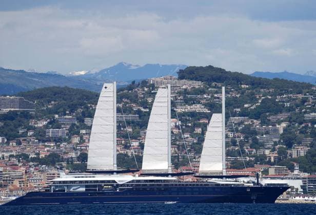News Bilder des Tages The Orient Express Corinthian in Antibes The Orient Express Corinthian, the world s largest sailing ship, seen in Antibes, France on May 17, 2026. Photo by ABACAPRESS.COM  Copyright: xABACAx
