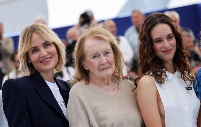 Director Judith Godrèche and her daughter Tess Barthélémy surround Annie Ernaux at the photocall for Memoire de Fille Un Certain Regard at the 79th Cannes International Film Festival, on May 17th, 2026 Jacovides Moreau Bestimage Photocall for Memoire de Fille Un Certain Regard at the 79th Cannes International Film Festival, on May 17th, 2026 Cannes France  Copyright: xJACOVIDES-MOREAUx xBESTIMAGExJACOVIDES-MOREAUx xBESTIMAGEx