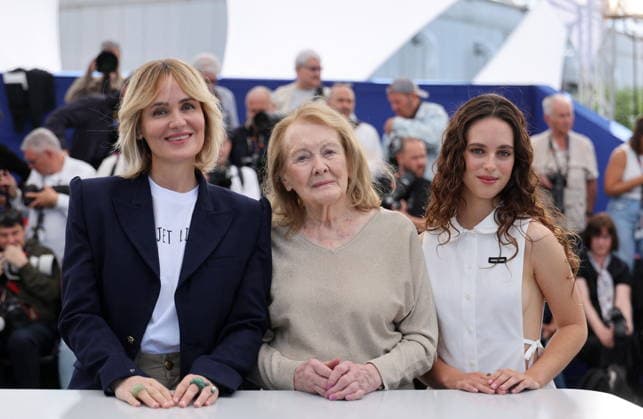 Director Judith Godrèche and her daughter Tess Barthélémy surround Annie Ernaux at the photocall for Memoire de Fille Un Certain Regard at the 79th Cannes International Film Festival, on May 17th, 2026 Jacovides Moreau Bestimage Photocall for Memoire de Fille Un Certain Regard at the 79th Cannes International Film Festival, on May 17th, 2026 Cannes France  Copyright: xJACOVIDES-MOREAUx xBESTIMAGExJACOVIDES-MOREAUx xBESTIMAGEx