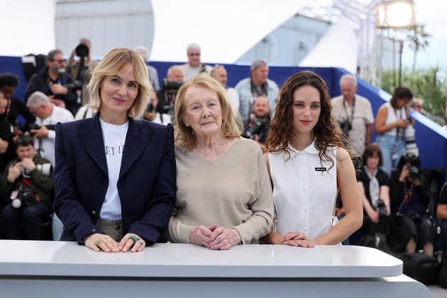Director Judith Godrèche and her daughter Tess Barthélémy surround Annie Ernaux at the photocall for Memoire de Fille Un Certain Regard at the 79th Cannes International Film Festival, on May 17th, 2026 Jacovides Moreau Bestimage Photocall for Memoire de Fille Un Certain Regard at the 79th Cannes International Film Festival, on May 17th, 2026 Cannes France  Copyright: xJACOVIDES-MOREAUx xBESTIMAGExJACOVIDES-MOREAUx xBESTIMAGEx