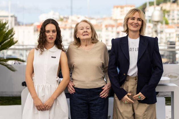 Tess Barthélemy la fille de J Godrèche , Annie Ernaux et la réalisatrice Judith Godrèche au photocall du film Mémoire de Fille Un Certain Regard lors du 79ème Festival International du Film de Cannes 12 23 mai 2026, le 17 mai 2026 Jacovides Moreau Bestimage Photocall for Memoire de Fille Un Certain Regard at the 79th Cannes International Film Festival, on May 17th, 2026 Cannes France  Copyright: xJACOVIDES-MOREAUx xBESTIMAGExJACOVIDES-MOREAUx xBESTIMAGEx